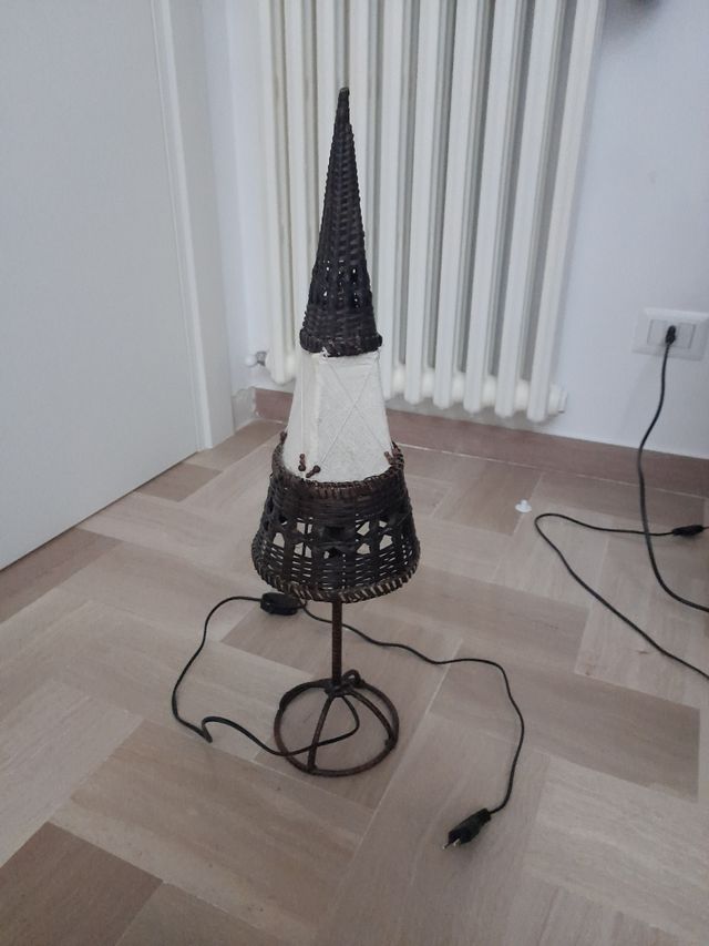 Lampada in bambù intrecciato a mano