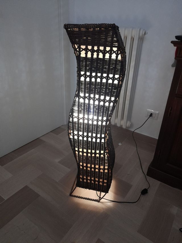 Lampada da salotto in bambù intrecciato