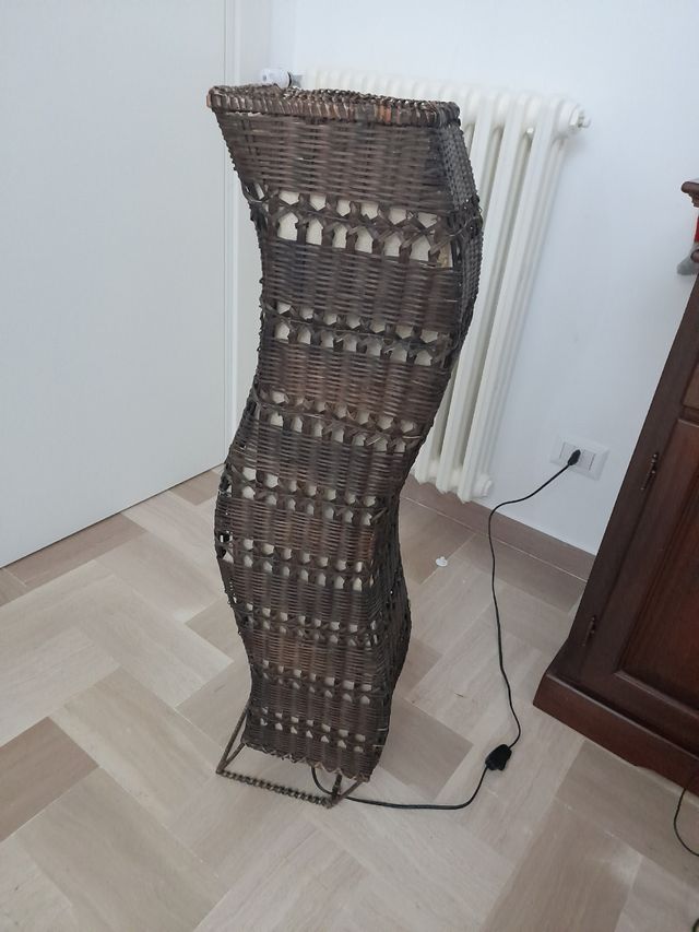 Lampada da salotto in bambù intrecciato