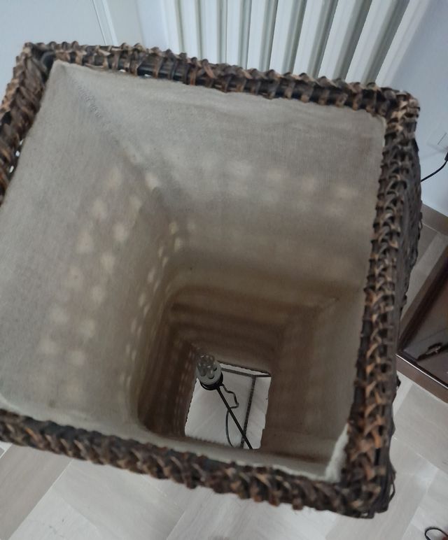 Lampada da salotto in bambù intrecciato