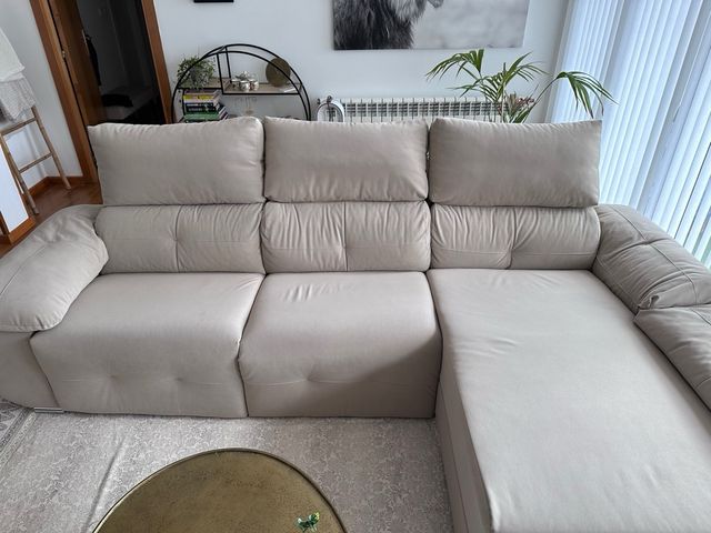 Sofa de tres plazas con chaise longue