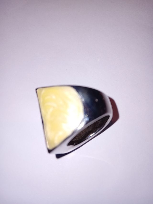 Anillo precioso con piedra morada y creo que marfi