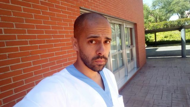 Cuidador de pacientes en ingresos hospitalarios