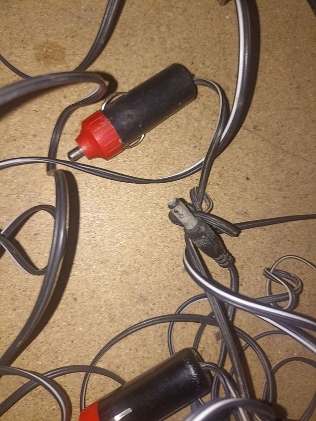 Cargador alimentador de mechero automóvil.