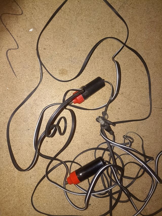 Cargador alimentador de mechero automóvil.