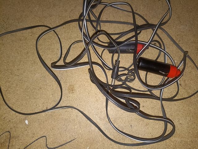 Cargador alimentador de mechero automóvil.