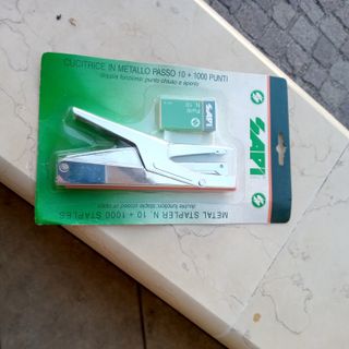 Cucitrice spillatrice con punti metallici