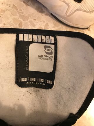 Tabla con fijaciones y botas de snowboard