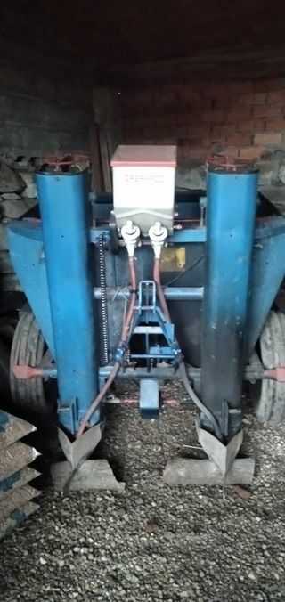 Maquina gruse sembrar patatas.