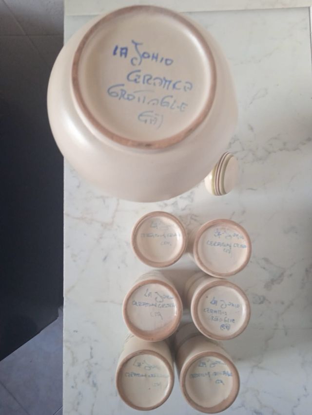 Bottiglia e bicchieri in ceramica anni 80’