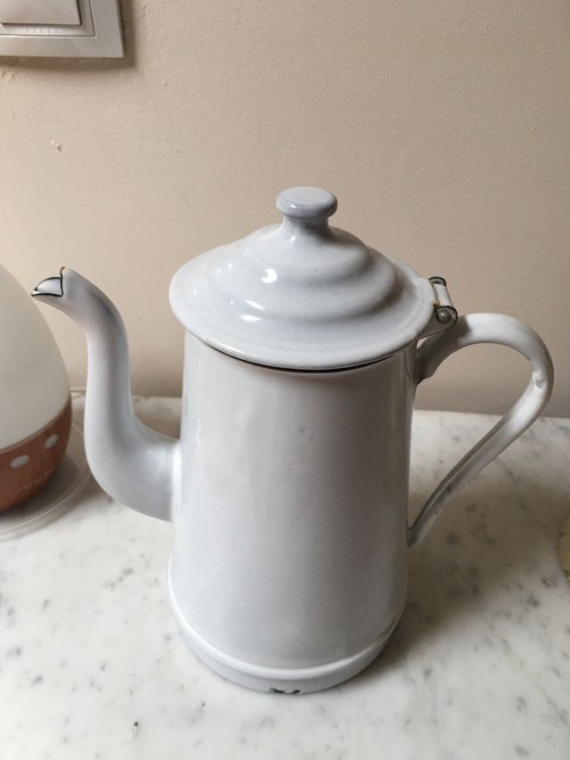 Jarra chocolatera esmaltada antigua