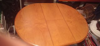 Mesa de pino redonda.