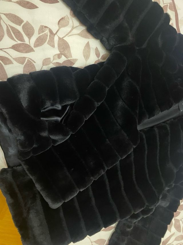 Abrigo corto negro , nuevo con capucha