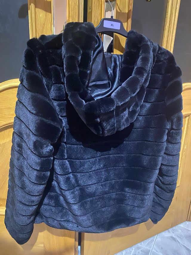 Abrigo corto negro , nuevo con capucha