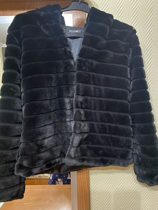 Abrigo corto negro , nuevo con capucha