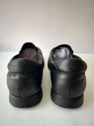 Mocasín de piel, talla 44.