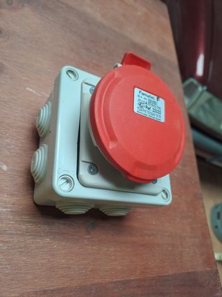 Enchufe base industrial 400V 3P+1N+1E