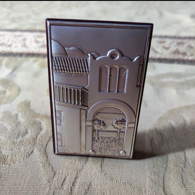 Miniatura in argento e legno