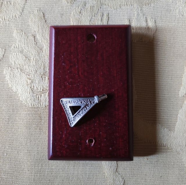 Miniatura in argento e legno