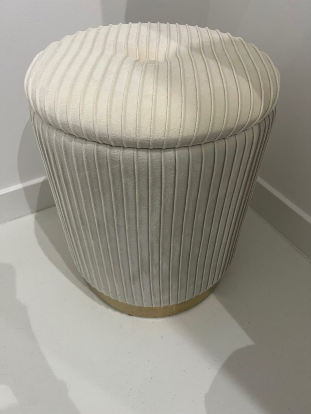 taburete blanco y dorado