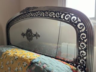 Cama de matrimonio antigua de laton