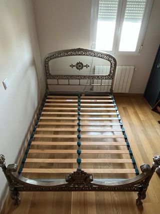 Cama de matrimonio antigua de laton