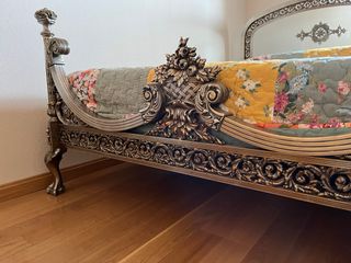 Cama de matrimonio antigua de laton