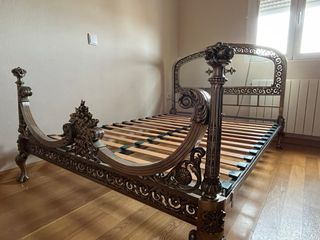 Cama de matrimonio antigua de laton