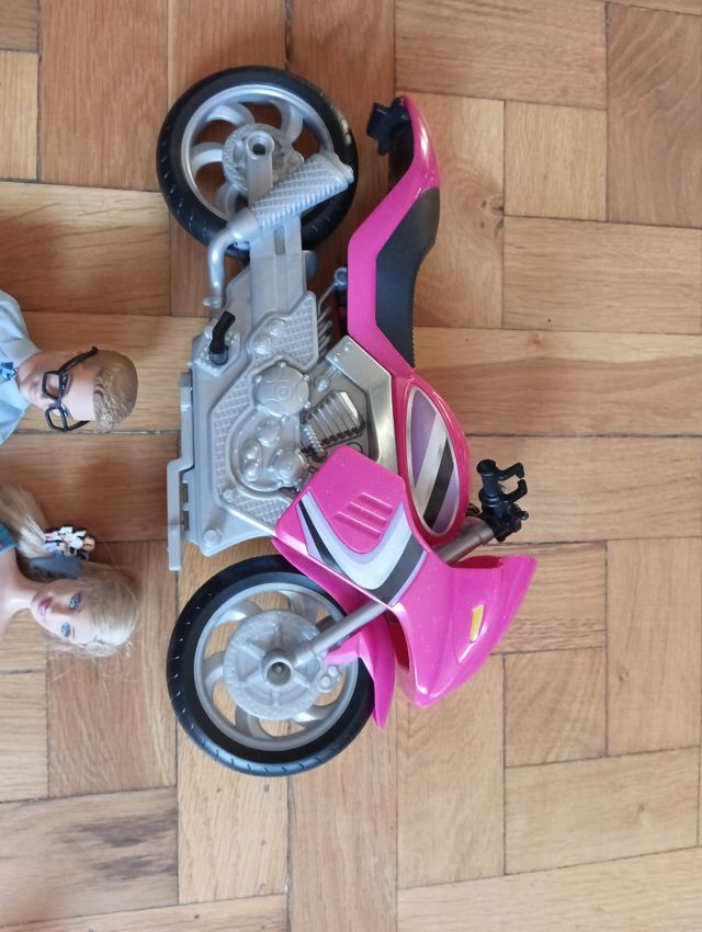Barbie y Ken con moto