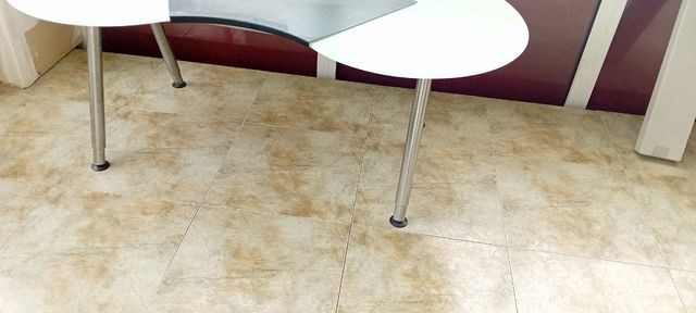 vendo mesa y dos sillas de oficina todo 25 euros