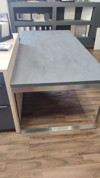 tavolo con struttura in acciaio inox