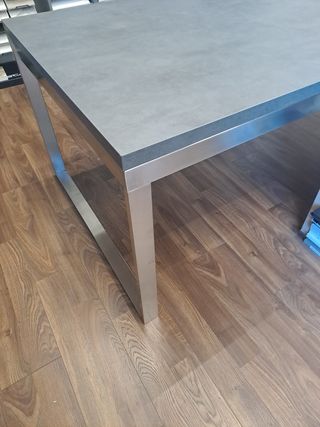 tavolo con struttura in acciaio inox