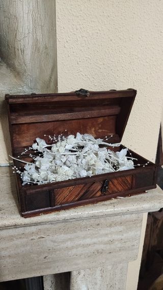 FLORES DECORATIVAS Y BAÚL MADERA