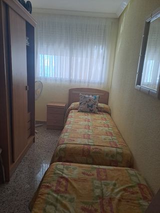 Dormitorio con 2 camas y 2 mesitas