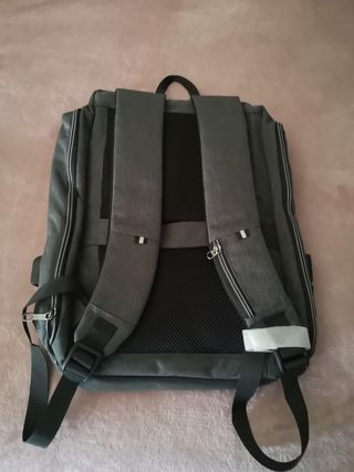 Mochila NUEVA: cargador USB, antirrobo.