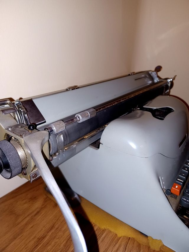 Maquina de escribir hispano olivetti lexicom 80