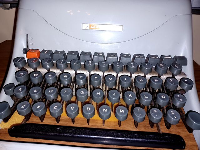 Maquina de escribir hispano olivetti lexicom 80