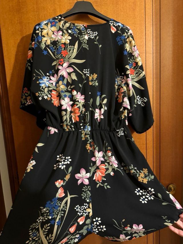 Tutina nera a kimono floreale Stradivarius