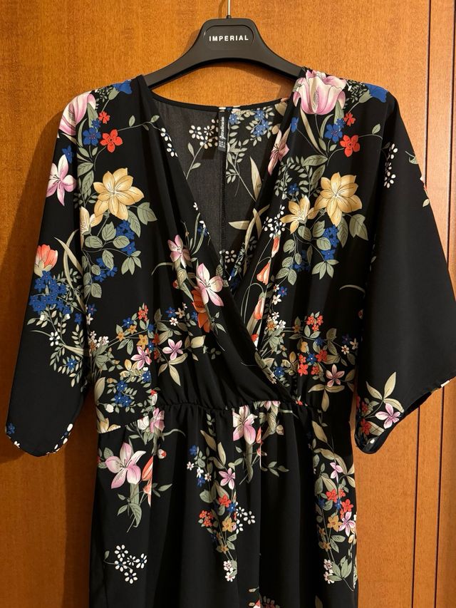 Tutina nera a kimono floreale Stradivarius