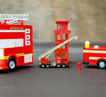 Parque de Bomberos y 2 Bomberos con Herramientas