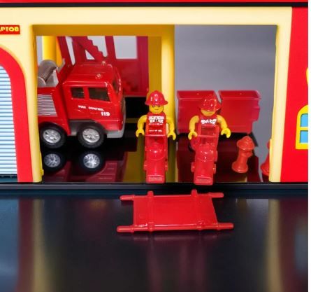 Parque de Bomberos y 2 Bomberos con Herramientas