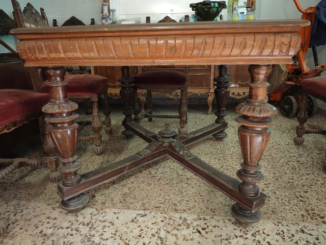 mesa más vieja que la tana de madera y 6 sillas an