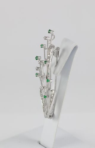 Broche en oro blanco 18k con brillantes/esmeraldas