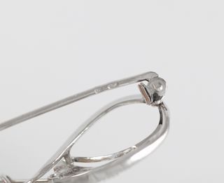 Broche en oro blanco 18k con brillantes/esmeraldas