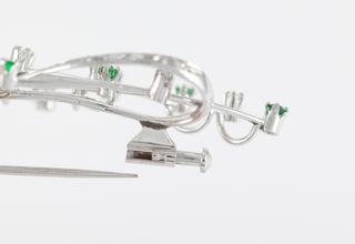 Broche en oro blanco 18k con brillantes/esmeraldas