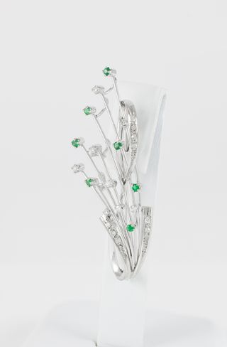 Broche en oro blanco 18k con brillantes/esmeraldas