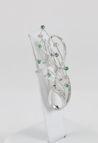 Broche en oro blanco 18k con brillantes/esmeraldas