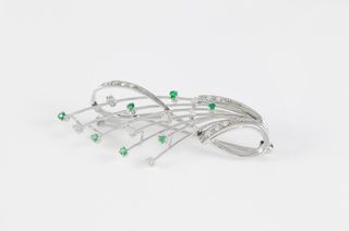 Broche en oro blanco 18k con brillantes/esmeraldas