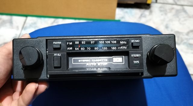 Autoradio ad incastro per cassette e radio