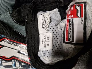 Pantaloni Progrip e ginocchiere Axo per BMX